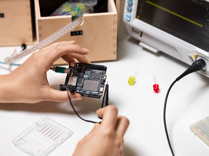 arduino-uno-r4.jpg