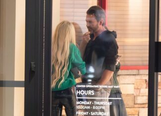 Tori Spelling Chats Up Mystery Man During Last-Minute Holiday Shopping