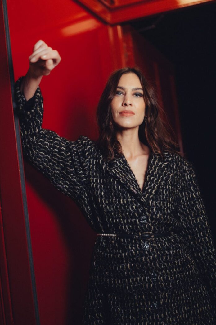 chanel_alexa_chung_chanel_metiers-dart-2023_2024_show_december_7th-HD-800x1199.jpg