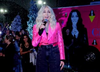 Cher Says Kelly Clarkson ‘Aced’ Her Cover of ‘DJ Play a Christmas Song’
