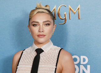 Florence Pugh Hit in the Face by Object During ‘Dune 2’ CCXP Panel – Hollywood Life
