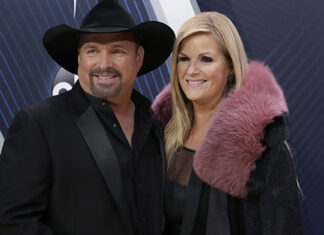 Garth Brooks, Trisha Yearwood Send Each Other Same Anniversary Message – Hollywood Life