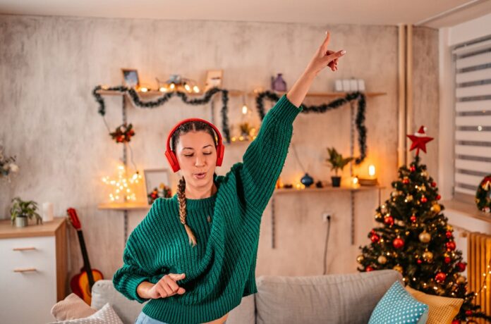 headphones-christmas-2022-b-billboard-1548.jpg