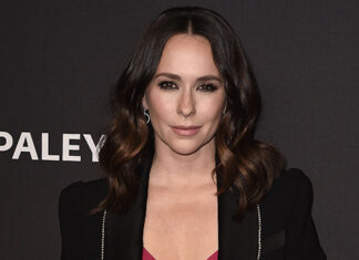 Jennifer Love Hewitt’s Taylor Swift-Inspired Christmas Tree – Hollywood Life
