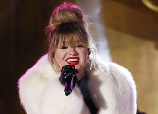 Kelly Clarkson Uses This Waterproof Eyeliner – Hollywood Life