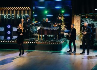 Kelly Clarkson Brings the Holiday Spirit With ‘This Christmas’ Cover