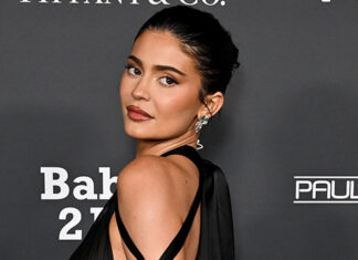Kylie Jenner Rocks Plunging Black Crop Top and Leggings in New Selfies – Hollywood Life