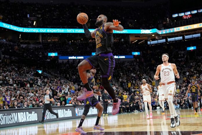 los-angeles-lakers-guard-lebron-73803114.jpg