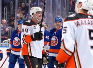 Islanders welcome back beloved ex-enforcer Ross Johnston