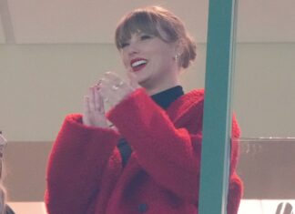 Taylor Swift Cheers on Travis Kelce at Chiefs vs. Packers Game