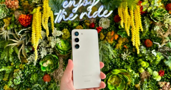 samsung-galaxy-s23-cream-floral-backdrop.jpg