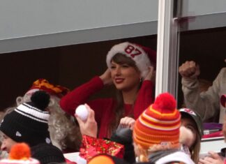 Taylor Swift Cheers on Travis Kelce at Chiefs-Raiders Game on Christmas Day