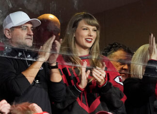 Taylor Swift at Travis Kelce’s Christmas Day Game With Her Parents – Hollywood Life