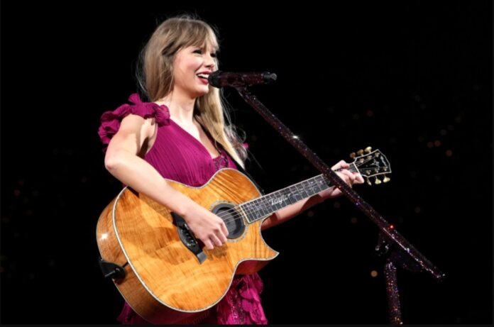 taylor-swift-eras-tour-acoustic-guitar-march-17-2023-billboard-espanol-1548.jpg