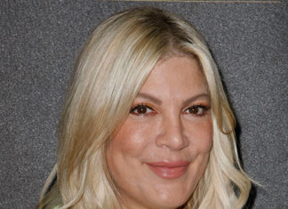 Tori Spelling Chats With Mystery Man During Holiday Shopping: Photos – Hollywood Life
