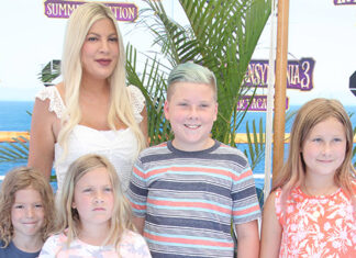Tori Spelling Rocks Crop Top & Skirt While At Jingle Ball With Kids – Hollywood Life