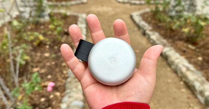 twelve-south-butterfly-2-in-1-magsafe-closed-in-hand.jpg