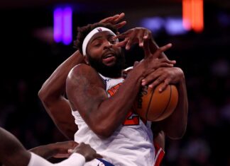 Knicks center out at least 8 weeks