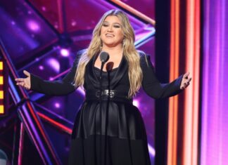 Kelly Clarkson Reflects on Being ‘Young’ With Miley Cyrus Cover