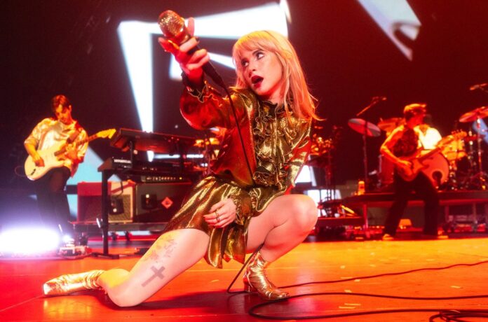 hayley-williams-paramore-kia-forum-3-2023-billboard-1548.jpg