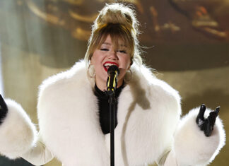 Kelly Clarkson Jokes About ‘Tight’ Clothing After Losing Weight – Hollywood Life