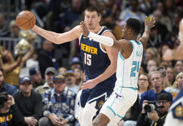 passes-ball-charlotte-hornets-forward-74321240-e1704390004183.jpg
