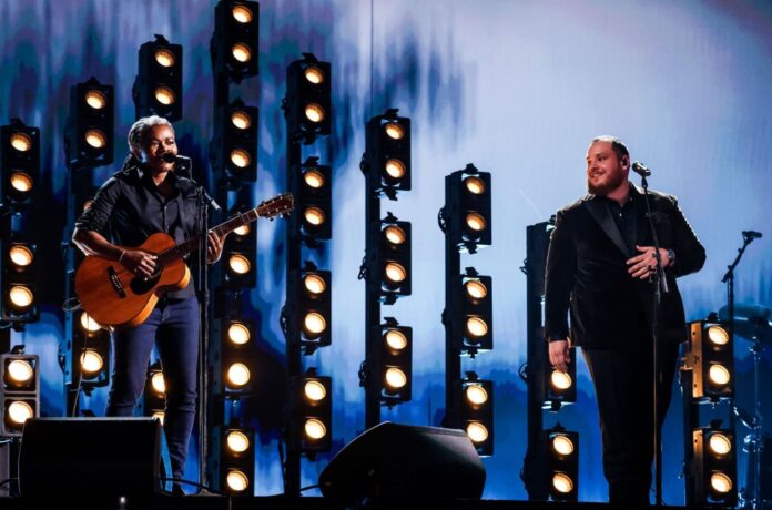 02-Tracy-Chapman-and-Luke-Combs-2024-grammy-show-performance-billboard-espanol-1548.jpg