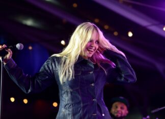 Watch Reneé Rapp Bring Country Music to Paris With an Exhilarating Cover of Beyoncé’s ‘Daddy Lessons’