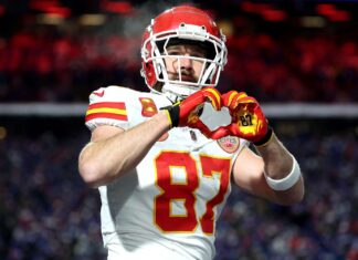 Travis Kelce Does Taylor Swift’s Signature Heart Hands After Scoring Touchdown