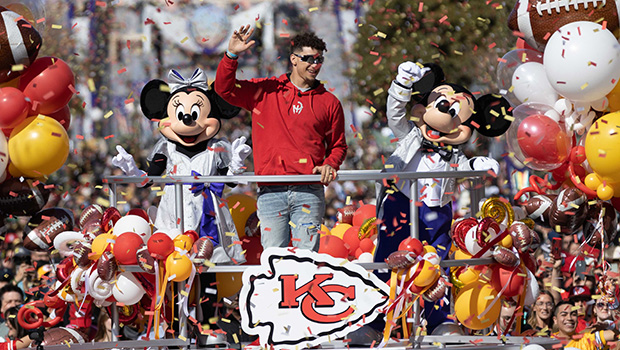 patrick-mahomes-super-bowl-disneyland-feat.jpg