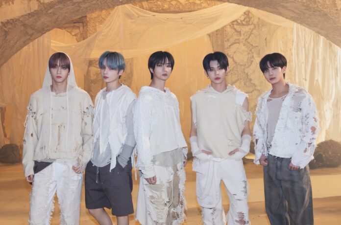 TOMORROW-X-TOGETHER-cr-BIGHIT-MUSIC-billboard-1548.jpg