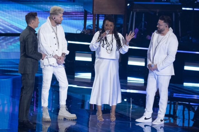 ryan-seacrest-colton-dixon-melinda-doolittle-danny-gokey-1548.jpg