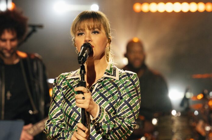 Kelly-Clarkson-the-kelly-clarkson-show-2005-billboard-1548.jpg