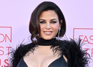 Pregnant Jenna Dewan Poses Naked in Open Window in Riskiest Photo Yet