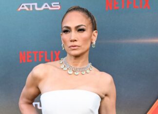 Jennifer Lopez Rocks Wedding Ring on Carpet Amid Ben Affleck Rumors