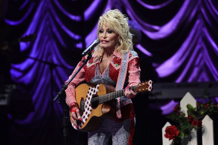 dolly-parton-sxsw-2022-billboard-1548.jpg