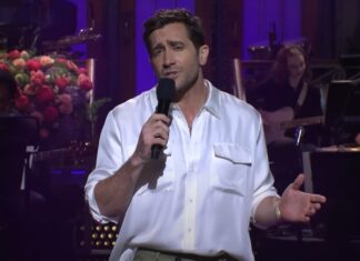 Jake Gyllenhaal Sings Rendition of Boyz II Men’s ‘End of the Road’ in ‘SNL’ Season Finale: Watch