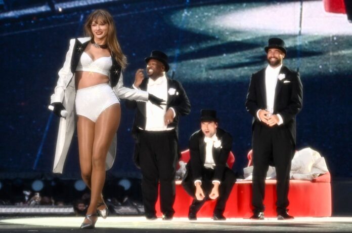 Taylor-Swift-Travis-Kelce-eras-tour-02-london-billboard-1548.jpg
