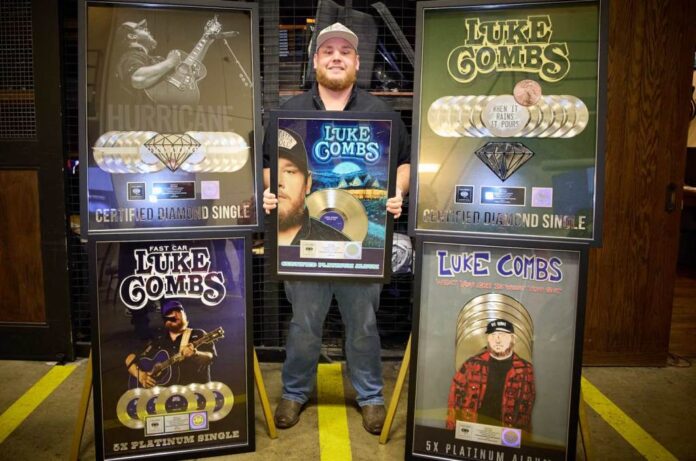 Luke-Combs-cr-David-Bergman-press-2024-billboard-1548.jpg