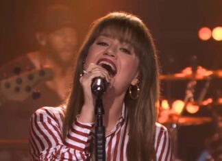 Kelly Clarkson Fans ‘Blown Away’ by Powerful Carrie Underwood Cover