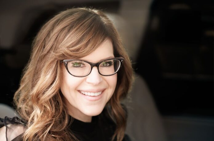 lisa-loeb-2019-cr-Juan-Patino-billboard-1548.jpg