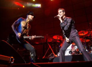 Jane’s Addiction’s Perry Farrell Throws Punch at Dave Navarro During Boston Concert