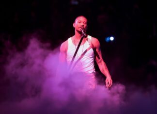 Usher Welcomes Big Sean on Stage for ‘Past Present Future’ Show In Detroit