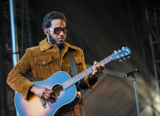 Leon Bridges Finds ‘Peaceful Place’ Atop Adult Alternative Airplay Chart
