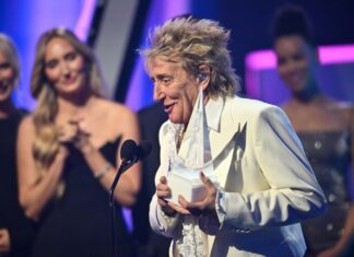 Rod Stewart Collects Lifetime Achievement Award & Closes 2025 AMAs by Singing ‘Forever Young’