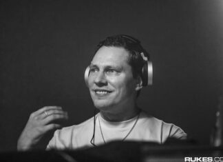 Tiësto returns to his trance habits and throws his headphones to the crowd
