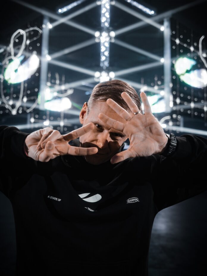Armin-van-Buuren-ASOT-25.jpg
